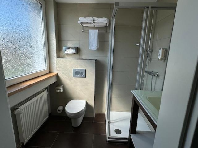 Bathroom 3, L'Escala, Offenbach