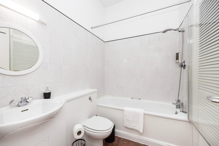 Bathroom 3, Spacious 1 BR Near London Bridge - 5 Min Walk, London