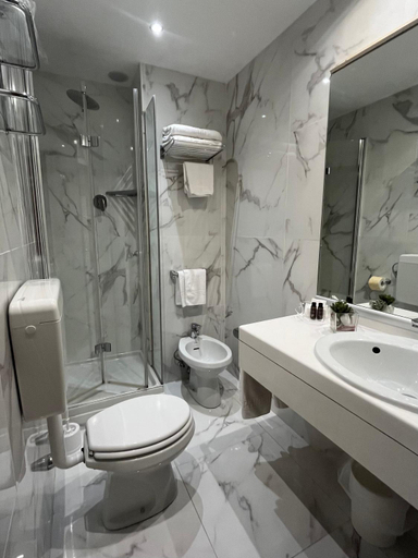 Bathroom 3, Hotel Re Enzo, Bologna