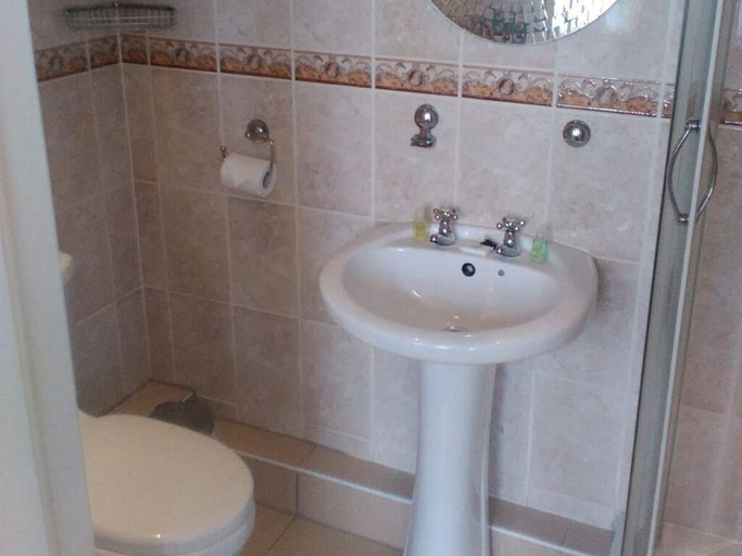 Bathroom 3, Edward Hotel - Guest House, Blackpool