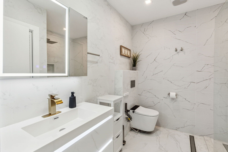 Bathroom 3, 24 Stay Rittenhouse, Philadelphia