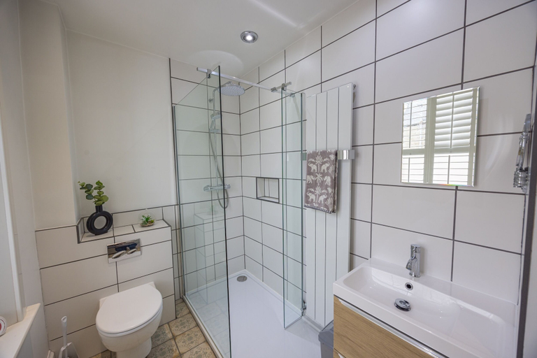 Bathroom, Short Walk to the Beach - 2 Guests - Free Parking, Highland