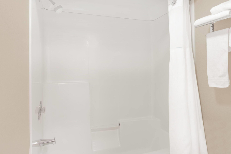 Bathroom 4, Days Inn by Wyndham Elberton, Elbert