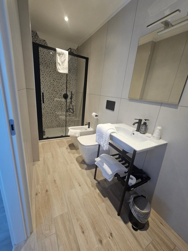 Bathroom 3, Albergo Sappia, Imperia