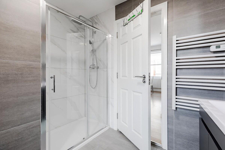 Bathroom 3, West Ealing Prime Serviced Apartments, London