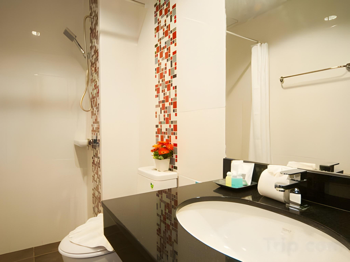 Bathroom 5, The Crystal Beach Hotel, Pulau Phuket