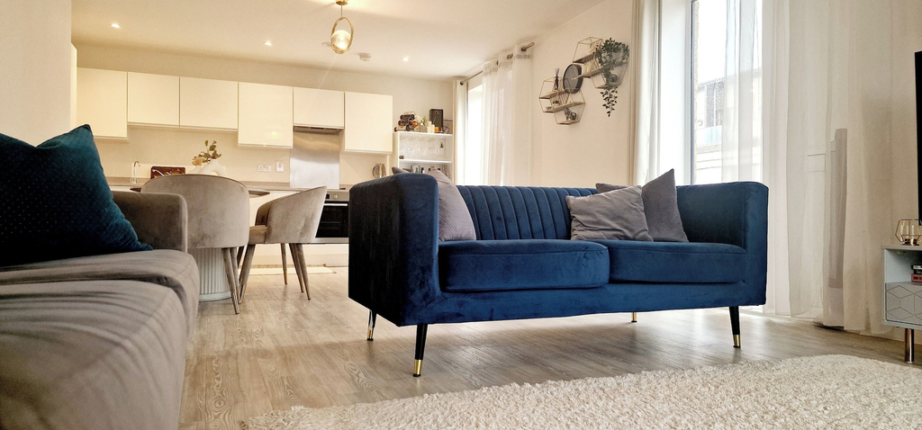 Living area 5, Gym, Free Parking, 25 Mins to Central London, Surrey