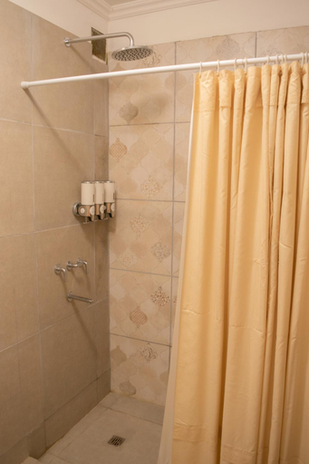Bathroom 3, La Casona del Monumento, Capital