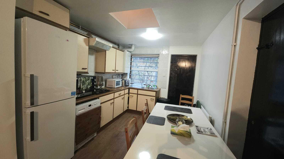 Others 4, London Stockwell Station Apartment, London