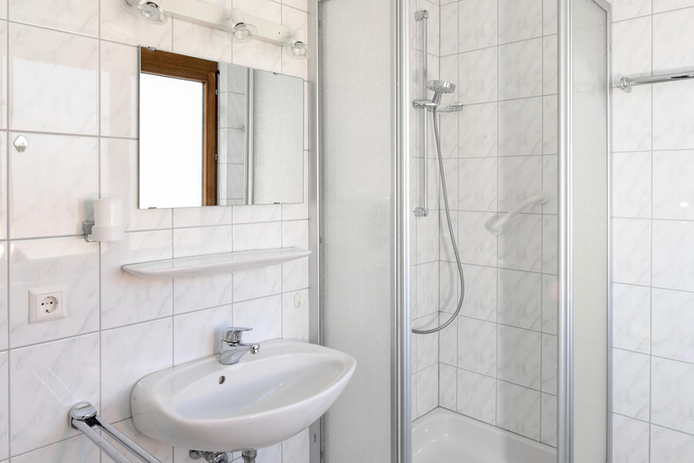 Bathroom 5, Pension Neustart, Biberach