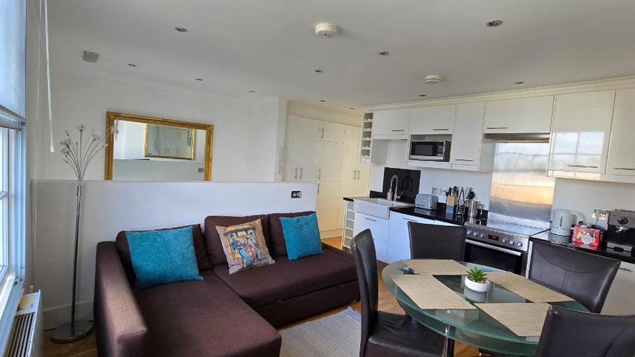 Others 4, SKY Beautiful Quality Apartment Camden Town, London