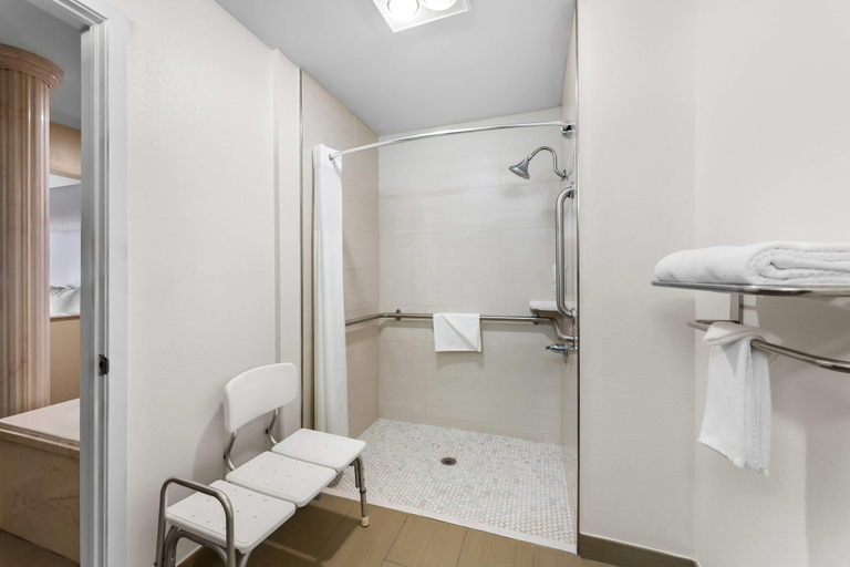 Bathroom 5, Quality Inn Marshall, Harrison