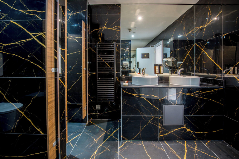 Bathroom 5, The Imperial Hotel, Pembrokeshire
