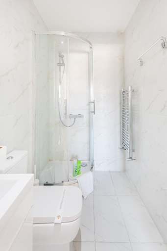 Bathroom 3, Budget Apartment next to Kings Cross - Eurostar, London