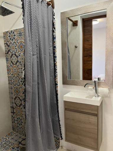 Bathroom 4, Mayan Mittoz, Lázaro Cárdenas