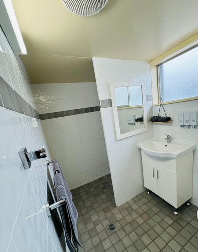 Bathroom 4, Ardeanal Motel, Bland