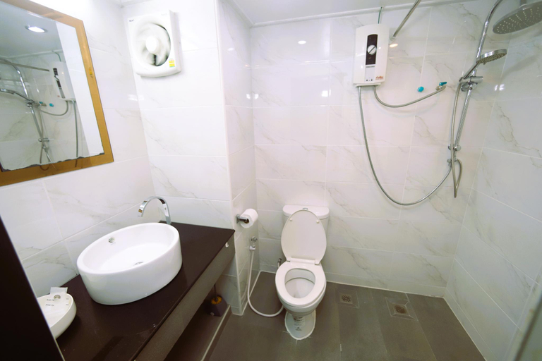 Bathroom, Beach front Apartment RAYONG CONDOCHAIN, Muang Rayong