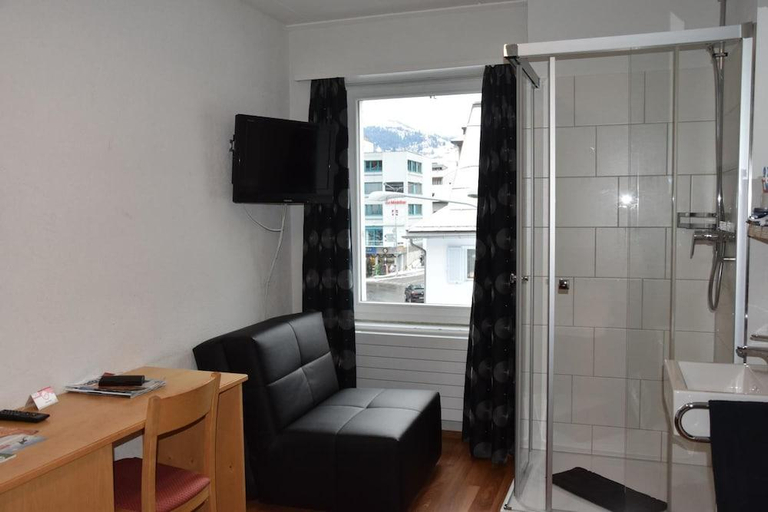 Others 5, Hotel Ratia, Surselva