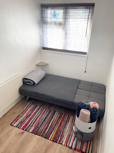 4, Shepherds House Spacious 3/4 Bedroom, London