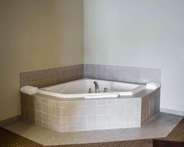 Bathroom, Comfort Suites Hummelstown - Hershey, Dauphin
