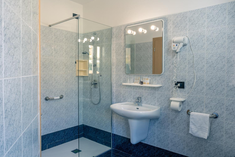 Bathroom 2, Hotel Irma, Trento
