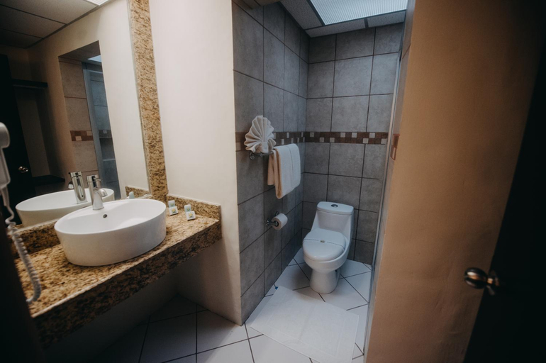 Bathroom 5, May Palace Hotel, Tuxpan