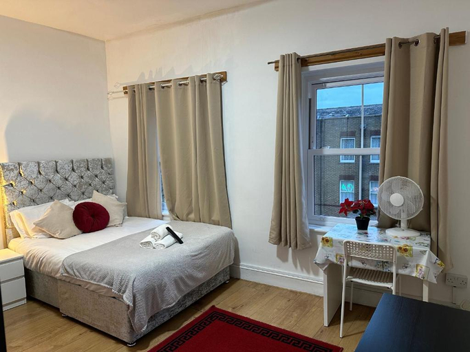 Bedroom, Tower Bridge Roomzzzz BnB, London