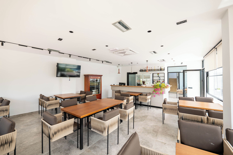 Food & Drinks 5, Vila Irdi, Sarandës