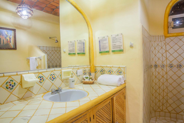 Bathroom 3, Bungalows Jaqueline, Compostela