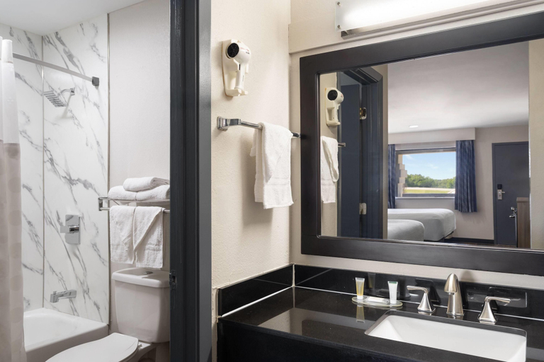 Bathroom 4, Days Inn & Suites by Wyndham Byram, Hinds