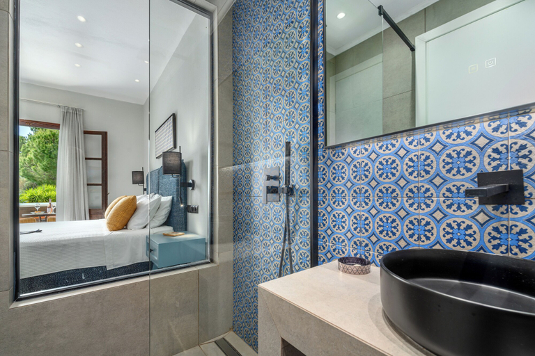 Bathroom 5, Margi House, Thessaly