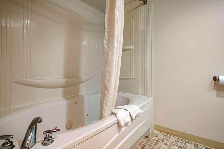 Bathroom 4, Econo Lodge Inn & Suites Rehoboth Beach, Sussex
