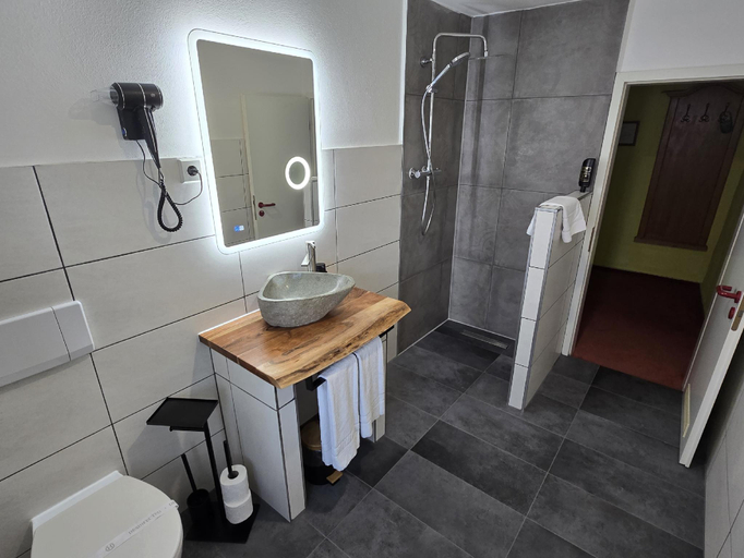 Bathroom 4, Hotel Zur Goldenen Sonne, Harz
