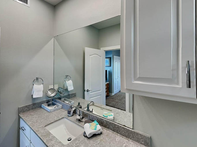 Bathroom 4, Mermaids Lair, Nueces