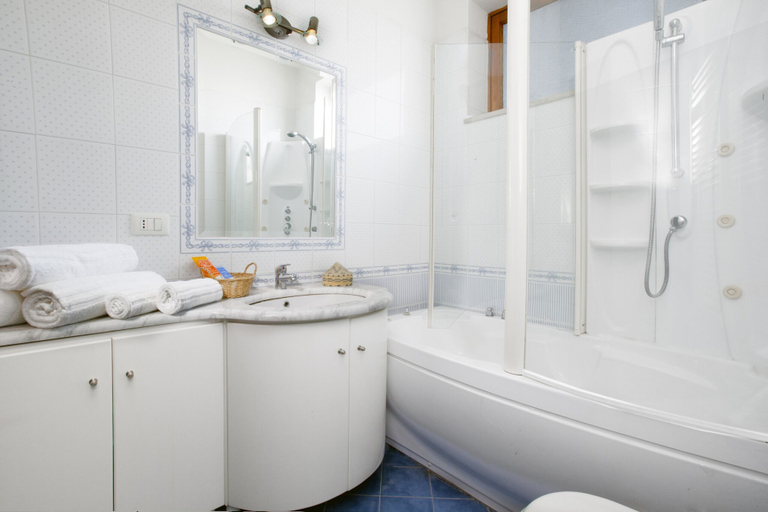 Bathroom, Estate4home - Casa Miramare, Napoli