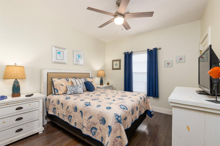 Bedroom 2, The Cats Meow, Aransas