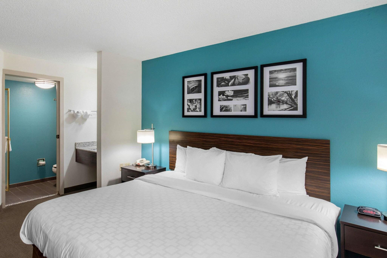 Bedroom 3, Clarion Inn & Suites Dfw North, Irving