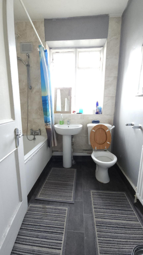 Bathroom, London Edgware Station Apartment, London