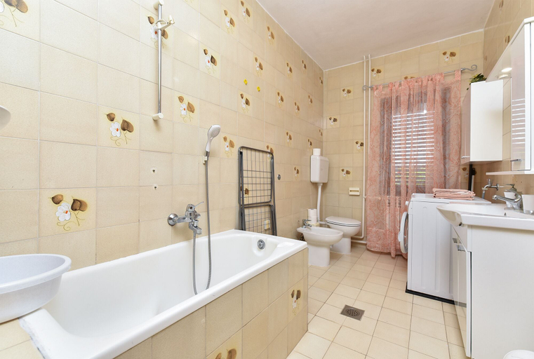 Bathroom 3, Apartment 417, Medulin