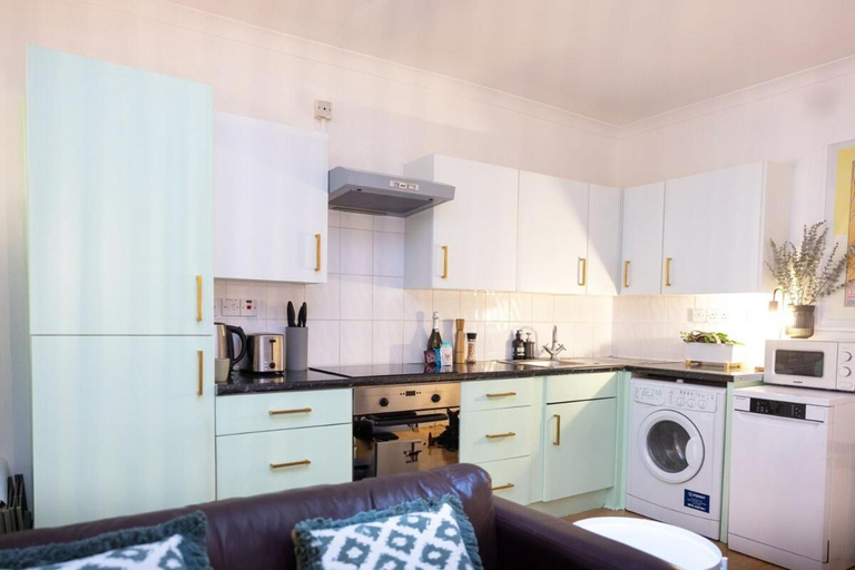 Others 4, Spacious two-bed apartment 100m from Trafalgar sqr, London