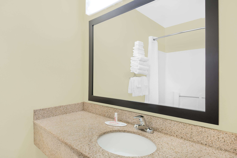 Bathroom 3, Super 8 By Wyndham Ottumwa, Wapello