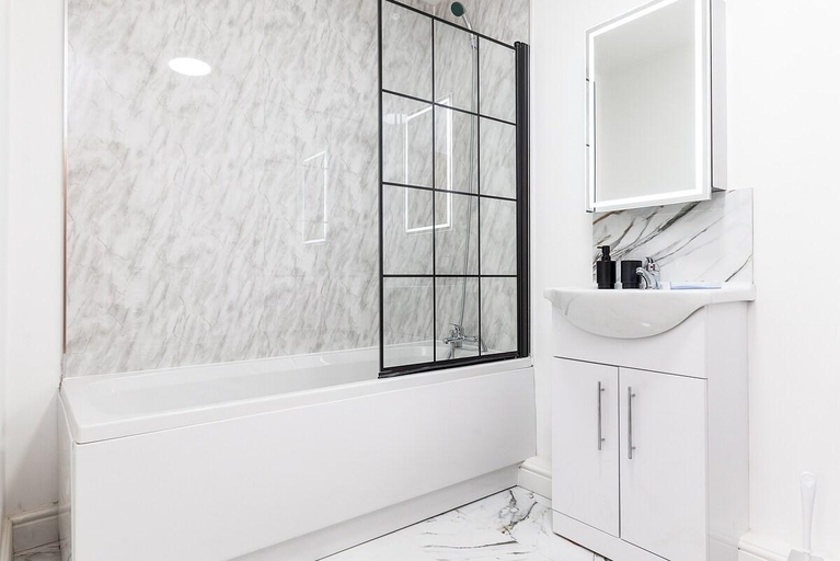 Bathroom 3, Deluxe 2 Bedroom Apartment In City Centre, Nottingham