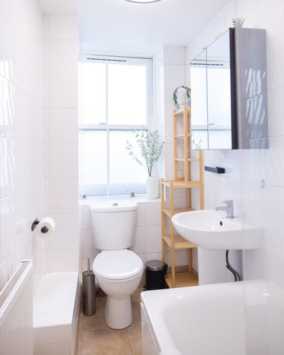 Bathroom 3, Spacious two-bed apartment 100m from Trafalgar sqr, London