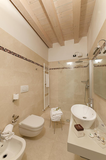 Bathroom 5, Gallery Room, Verona