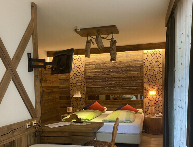 Bedroom 3, Dolomites Base Camp Hotel Olympia, Belluno