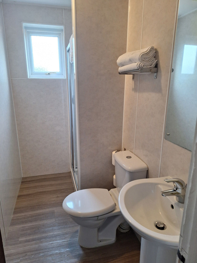 Bathroom 4, Stockwood Hotel, Luton