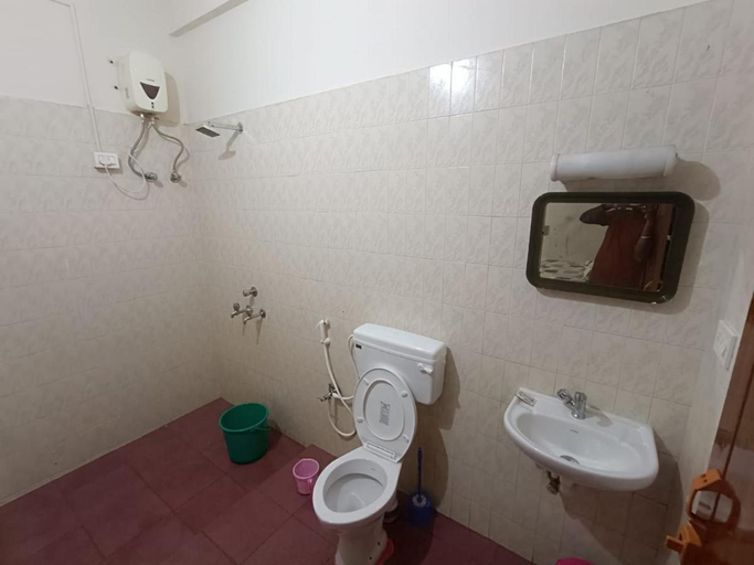 Bathroom 4, Ritu Homestay (The Second Wind), Thiruvananthapuram