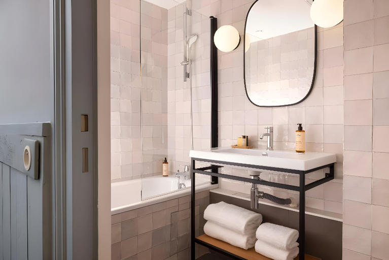 Bathroom 4, Hotel Helios Opera, Paris