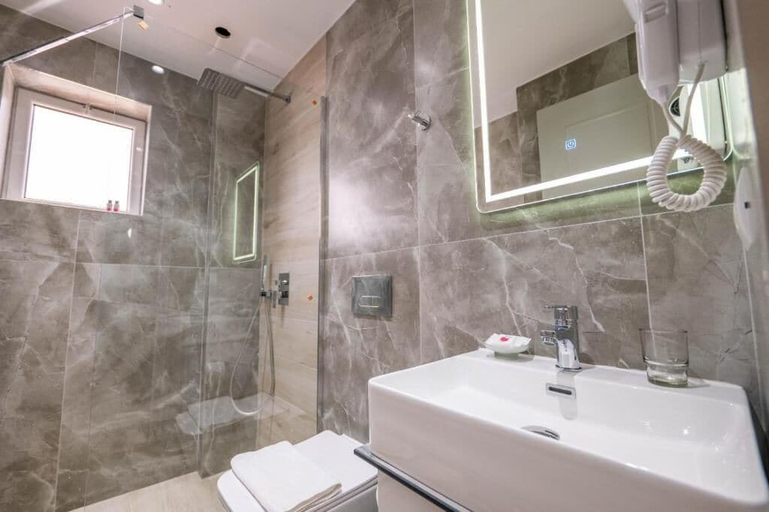 Bathroom 3, Vila del Mar, Sarandës