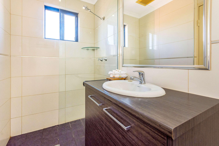 Bathroom 5, Quality Hotel Darwin Airport, Jingili
